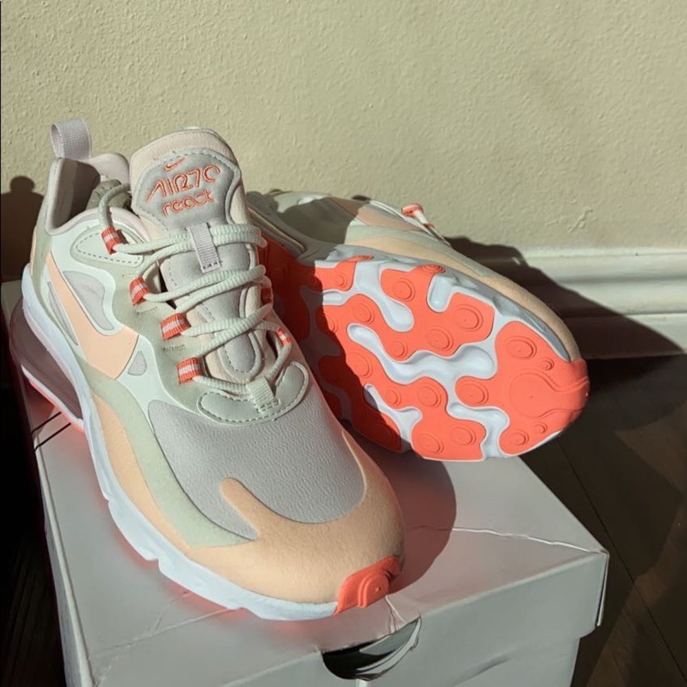 Air Max 270 React- summit white/crimson tint